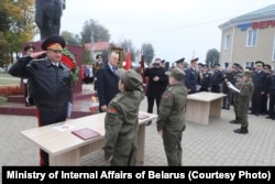 Дзеці з патрыятычнага клюбу салютуюць міністру ўнутраных справаў Івану Кубракову. Ілюстрацыйнае фота