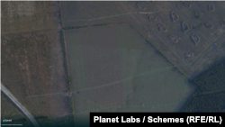 Фрагмент «зубів дракона» та окопних ліній по західному краю Донецька (48.01922° N, 37.66393° E), (с) Схеми/Planet Labs