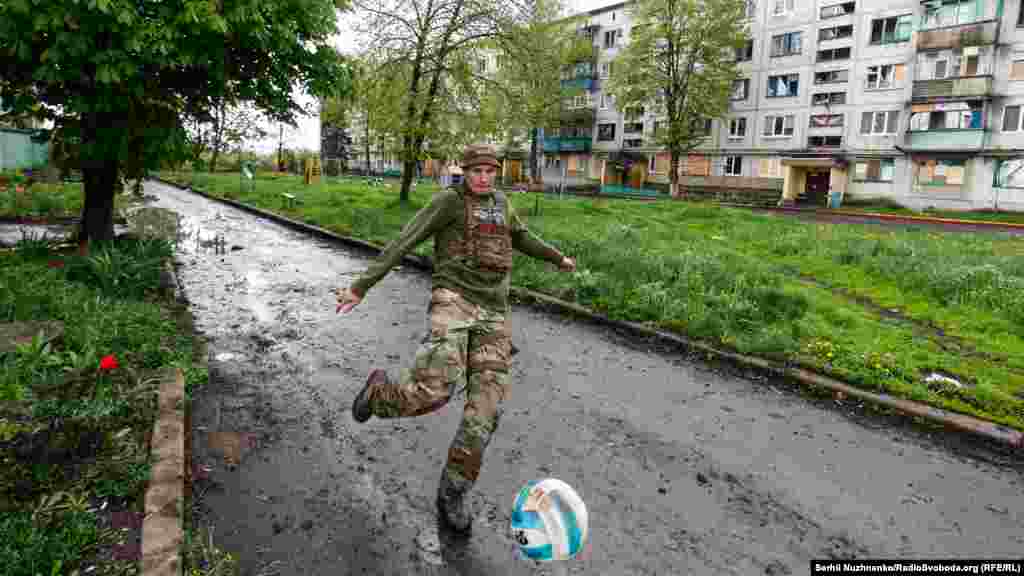 Утім, якби не було складно, бійцям хочеться на мить розслабитися.