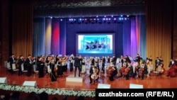 Концерт Государственного симфонического оркестра Туркменистана, за дирижерским пультом французский дирижер Давиду Юрпо. Ашхабад, 4 ноября 2023 г.