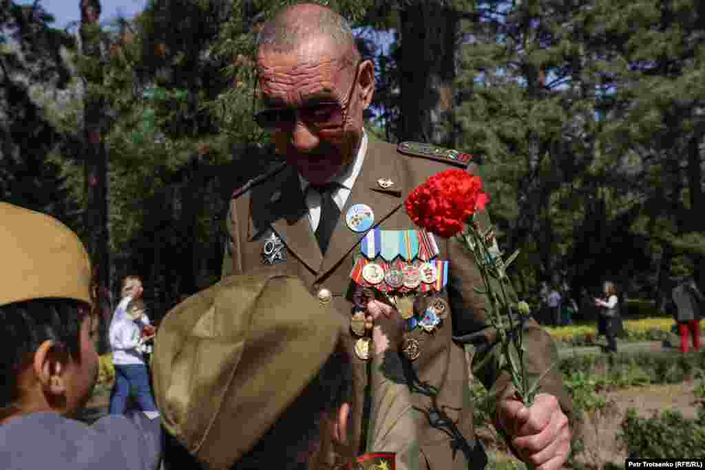 Дети рассматривают награды на груди у военного