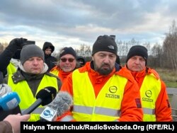 Організатори блокади кордону – віцеголова Західнопоморського товариства перевізників у Щецині Петро Кшижанкєвіч (праворуч) і Рафал Меклер (ліворуч), голова Люблінського осередку партії «Конфедерація». Дорогуськ, 25 листопада 2023 року