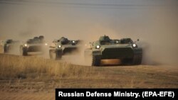 Казакстанда өтүп жаткан “Центр-2019” эл аралык армиясынын машыгууларында казак армиясынын согуштук техникалары колдонулуп жатат. 2019-жыл, 16-сентябрь.