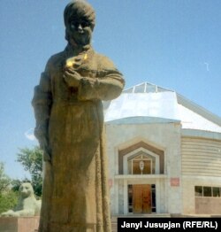 Курманжан Датканын эстелиги, Гүлчө айылы.