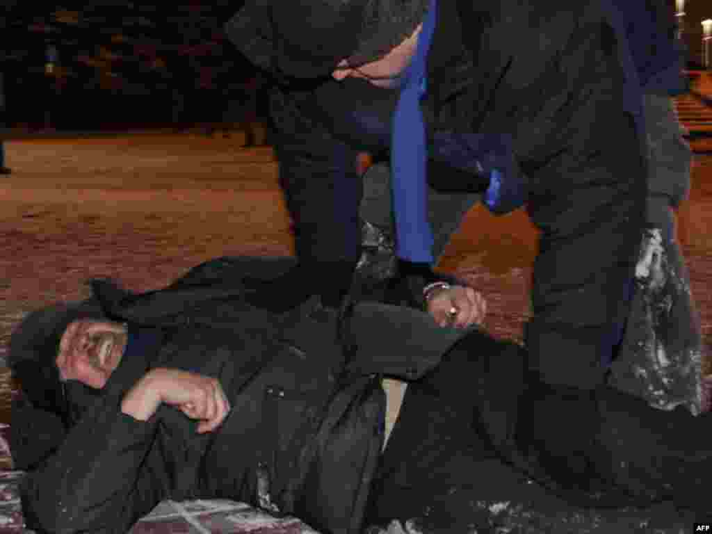 Ýenjilenleriň arasynda oppozision kandidat Andreý Sannikau hem bar.