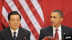 هو جین‌تائو، رئیس جمهور چین (چپ) و باراک اوباما، رئیس جمهوری آمریکا، ۱۹ ژانویه ۲۰۱۱.