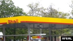 Це ілюстраційне фото застаріло – цін у 3 з чимось долари за галон уже немає, зараз вона перевищує 4 долари за майже 3,8 літра