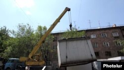 Муниципальные работники демонтируют торговый ларек в Ереване,и 10 августа 2011 г.