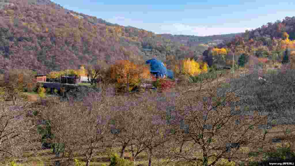 Нові, російські, поселенці Високого збудували котеджі біля старого горіхового саду