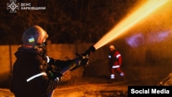 Рятувальники гасять пожежу після одного з попередніх ударів РФ по Харкову, 6 жовтня 2025 року