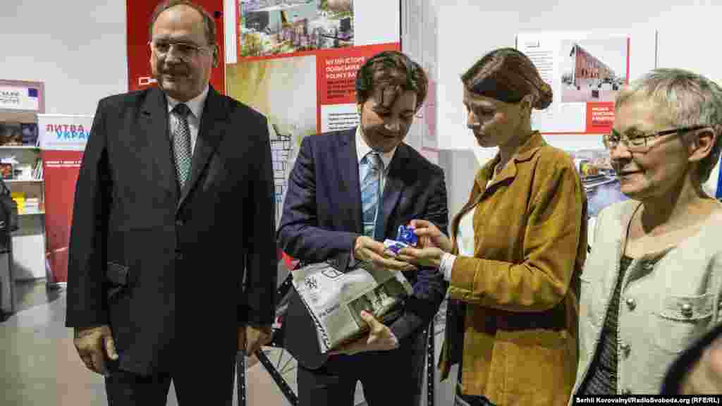 Директор Чеського центру в Києві Люція Ржегоржикова розмовляє з новопризначеним міністром культури України Євгеном Нищуком