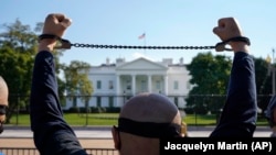 Учасники акції на підтримку Акту проти примусової праці уйгурів біля Білого дому, жовтень 2020 року