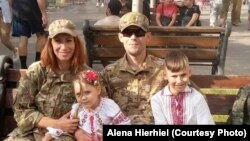 Алена Гергель і Васіль Парфянкоў са сваімі дзецьмі. Архіўнае фота