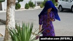 Türkmenbaşyly aragatnaşyk işgärleri sebitde wirtual telefon belgileriniň müşderilere hödürlenip başlanmagy üçin köp aragatnaşyk tehnikasynyň täzelenmelidigini aýdýarlar. (Illýustrasiýa suraty)