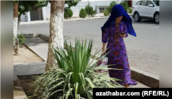 Туркменкя со смартфоном, Ашхабад, июль 2022 года