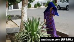 Для того, чтобы дозвониться до другого абонента приходится набирать его номер по 10-12 раз. 