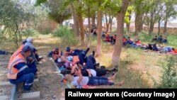 Бейнеу станциясында митингге чыккан темир жолчулар. Маңгыстау облусу. 3-август, 2022-жыл.