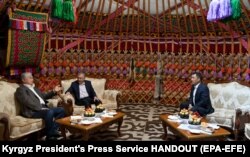 Gazagystanyň prezidenti Kasym Žomart Tokaýew, (çepde), Özbegistanyň prezidenti Şawkat Mirziýoýew (ortada) we Gyrgyzystanyň prezidenti Sadyr Žaparow Çolpon-Atada duşuşýar. 21-nji iýul, 2022 ý.