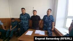 Жанаозенский активист  Ержан Елшибаев (в центре) в суде по делу о «неповиновении администрации». Кызылорда, 4 августа 2022 года