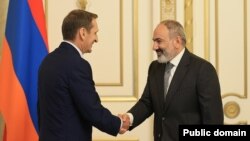 Глава Службы внешней разведки России Сергей Нарышкин (слева) и президент Армении Никол Пашинян, Ереван, 18 июля 2022 г. 