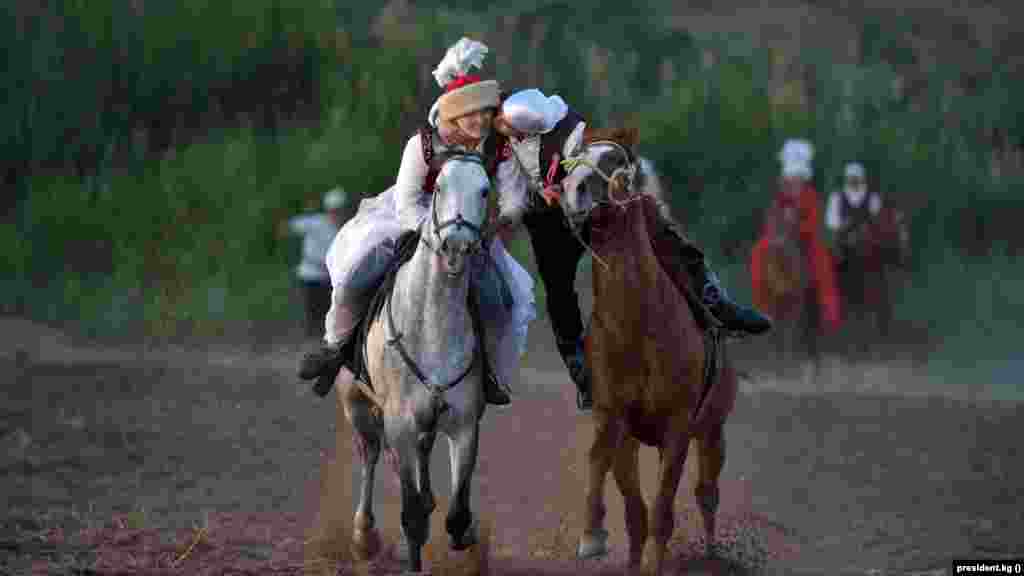 Мамлекет башчыларына ошондой эле салбуурун элементтери камтылган салттуу аңчылык, кыз куумай, андан сырткары каскадёрлордун катышуусундагы оюн-зооктор көрсөтүлдү.