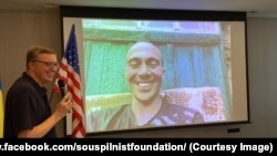 Нагородження відбулося в рамках конференції «Воєнні медіавиклики 2022» (Мар’ян Кушнір – на фото праворуч)