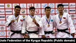 Дзюдо боюнча Азия чемпионатынын 90 килограмм салмакка чейинки байге ээлери. Нур-Султан, Казакстан. 6-август, 2022-жыл. 