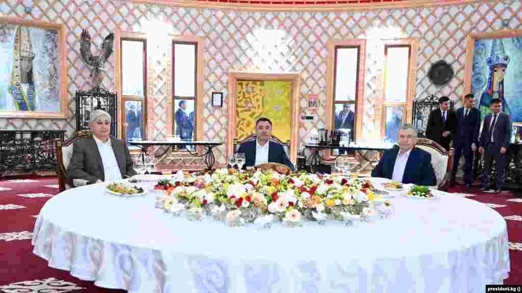 Соңунда меймандарга бейформал сый тамак берилди.