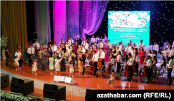 Aşgabatda geçen "Multfilmlerden meşhur simfoniki sazlar” konserti. Çagalar sazandalara gül desselerini berýärler. 2022-nji ýylyň 17-nji iýuly.