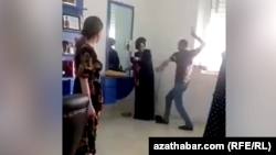 Gözellik salonyna baran zenanyň öz ýoldaşy tarapyndan ýenjilmegini görkezýän wideodan bir bölek. Türkmenistan. 2022-nji ýylyň awgusty 