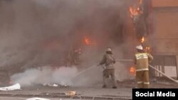 Кыргызстандык өрт өчүрүүчүлөр жумуш учурунда. Сүрөт 2022-жылы Бишкекте тартылган жана жаңылыкка тиешеси жок. Иллюстрация  