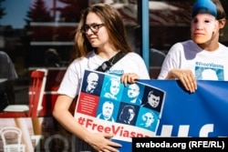 Дар'я Рублеўская падчас акыі ў Міжнародны дзень салідарнасьці з грамадзянскай супольнасьцю Беларусі ў падтрымку зьняволеных «вясноўцаў» каля беларускай амбасады ў Вільні, 4 жніўня 2022