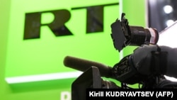 Сымболіка расейскага тэлеканалу RT. Ілюстрацыйнае фота