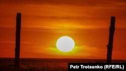 Қазақстандық биоалуандықты сақтау қауымдастығының Реинтродукция орталығында күн осылай батады. Қостанай облысы, 22 маусым 2022 жыл.