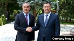 Президент Кыргызстана Садыр Жапаров (справа) и глава МИД Китая Ван И. 30 июля 2022 года.