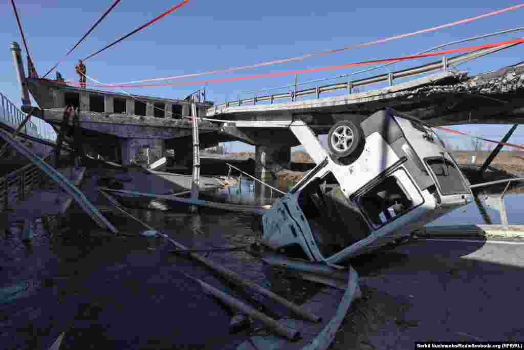 Фота людзей, якія ўцякалі ад расейскіх войскаў, перабіраючыся цераз раку па абломках Раманаўскага моста і драўляных трапах, абляцелі ўвесь сьвет.Расейская армія абстраляла гэты шлях эвакуацыі мірных жыхароў.Зьлева — фота 7 сакавіка 2022 году, справа — з сакавіка 2025 году