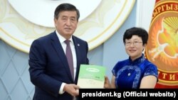 Президент Сооронбай Жээнбеков и Директор Центра Евразийских исследований Исторического исследовательского института общественной академии наук Китая Ли Цзиньсю.