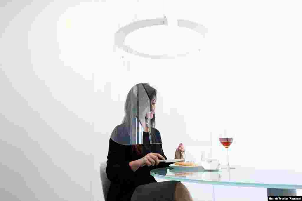 Французький дизайнер Крістоф Жерніґон розробив &laquo;захисну бульбашку&raquo; з оргскла. Виріб має захищати від коронавірусу відвідувачів ресторанів, які поступово відчиняються в умовах послаблення карантину у Франції