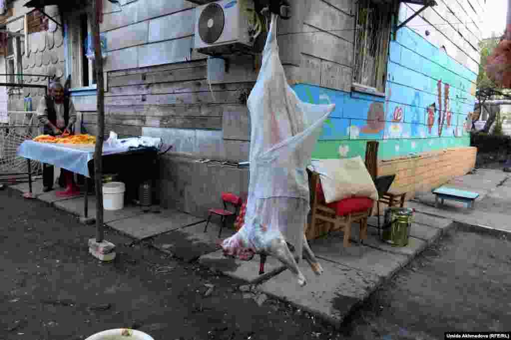 Спутникке келгенімізде қайтыс болған отағасының жылын беріп жатқан үйдің үстінен түстік. Түрлі түсті реңкпен боялған үйдің ауласында тұрғындар қой сойып, ас әзірлеп жатты.