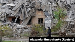 Чоловік проходить повз зруйнований російськими обстрілами будинок, у тимчасово окупованому Маріуполі, 9 листопада 2022 року