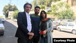 عکسی که نعیم‌رضا نظامی (چپ)، وکیل سپیده رشنو، پس از بیرون‌ آمدن او از زندان منتشر کرده است