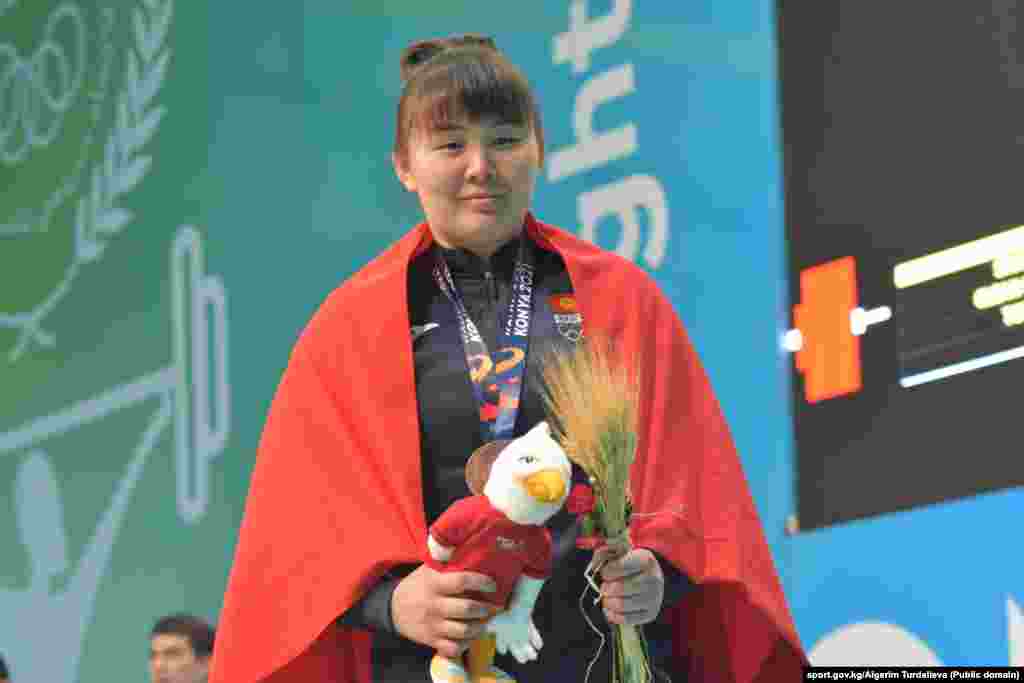 Канымжан Алмазбек кызы&nbsp;коло байгеси менен.&nbsp; &nbsp;