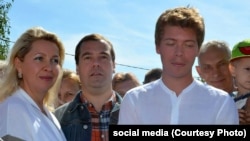 Дмитрий Медведев (ортада), әйелі Светлана және олардың ұлы Илья