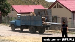 Agavnoni tark etayotgan yuk mashinasi.