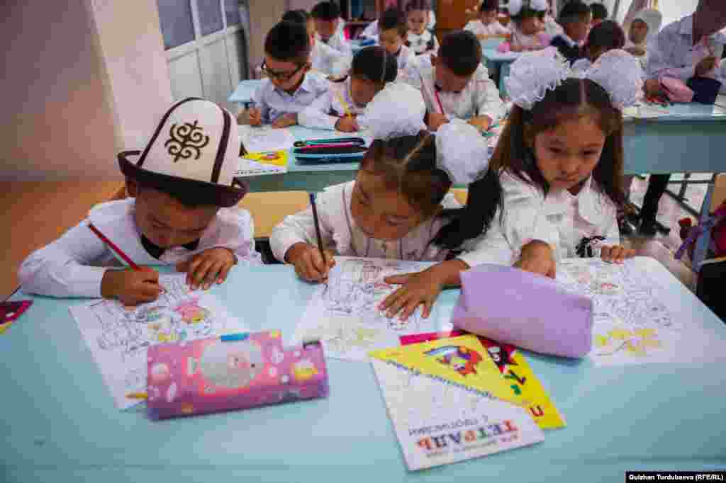 Бир партада үчтөн отуруп окуп жаткан балдар. Бишкектеги №47 орто мектебине быйыл&nbsp; 194 бала 1-класска барган. Алар алты класска бөлүнгөн.