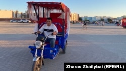 Аянтта балдарды ташып акча тапкан Алымбек Сансызбаев.