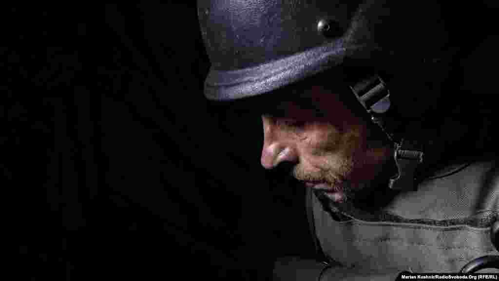 Розрахунок артилеристів перебуває завжди в укриттях. Як правило, в їхній бік часто стріляє артилерія. І як тільки-но приходить наказ, бійці наносять вогневе ураження. Цього разу підтримуючи САУ.&nbsp;