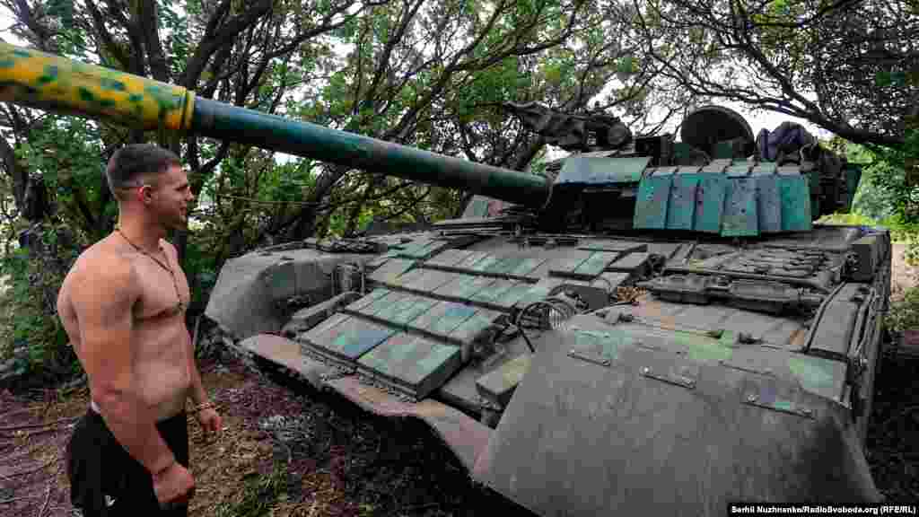 Тим часом бійці розповідають про трофейний танк Т-80, який вдалося відібрати в російської армії