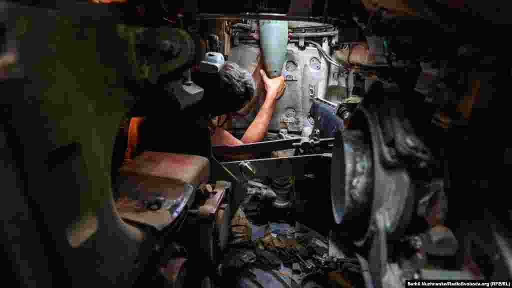 Один такий снаряд важить близько 15 кілограмів