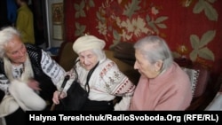 У помешканні Дарії Гусяк у Львові. Зліва на право – членкині ОУН, підпільниці УПА – Катерина Данилів, Ольга Ільків, Дарія Гусяк